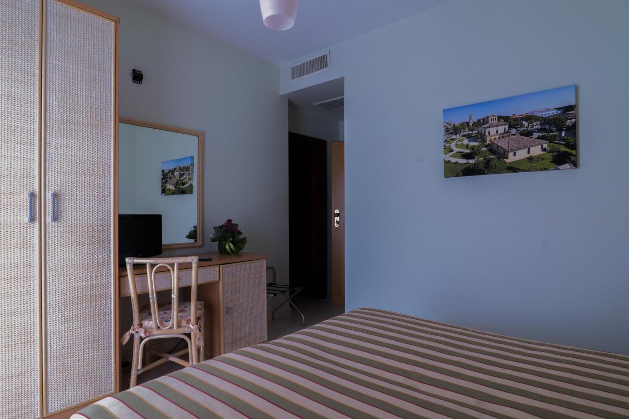 Hotel Jollino Pineto Bagian luar foto