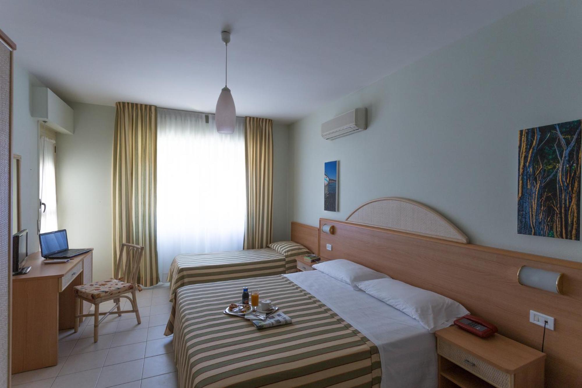 Hotel Jollino Pineto Bagian luar foto