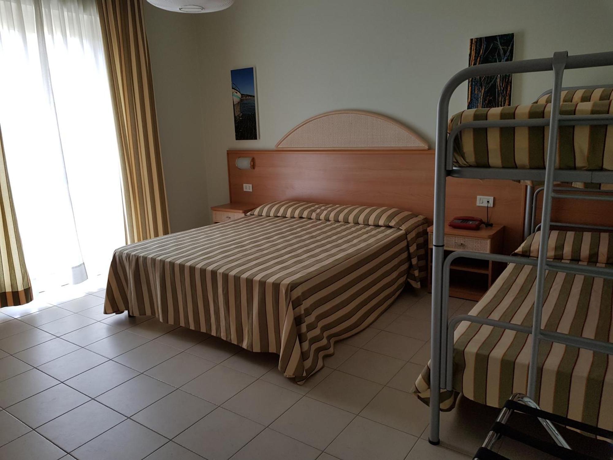 Hotel Jollino Pineto Bagian luar foto