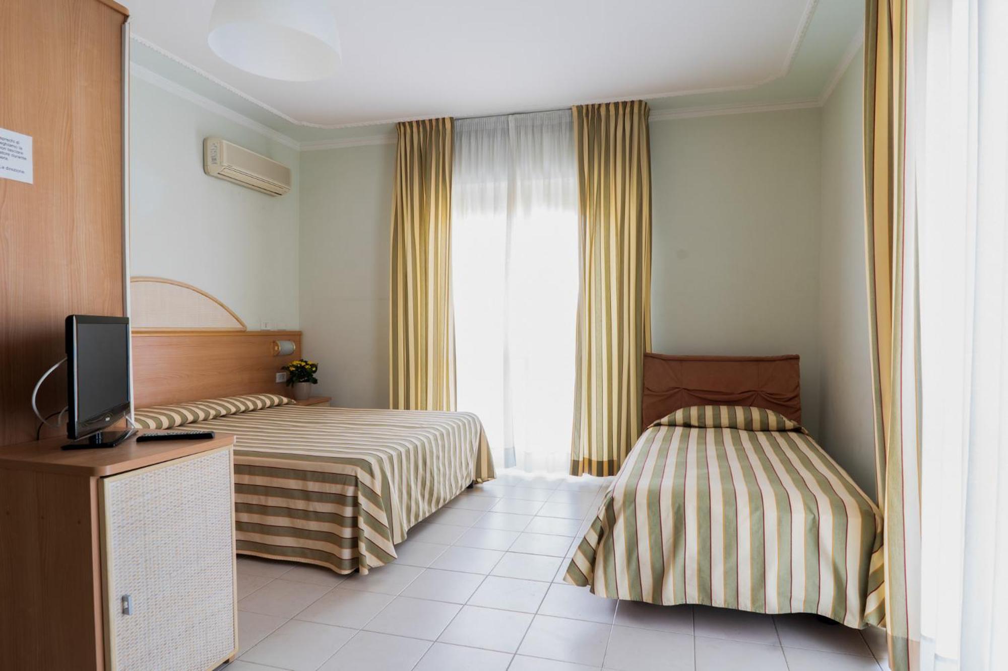 Hotel Jollino Pineto Bagian luar foto