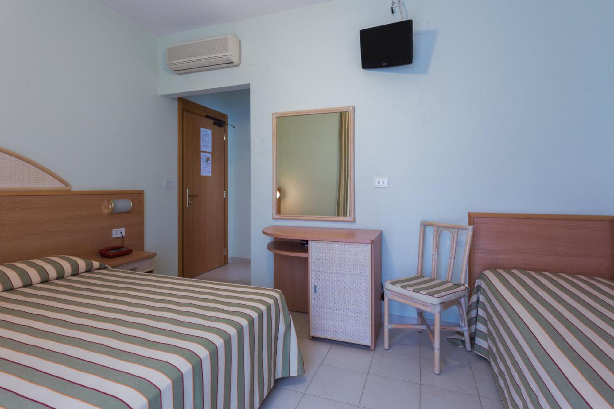 Hotel Jollino Pineto Bagian luar foto