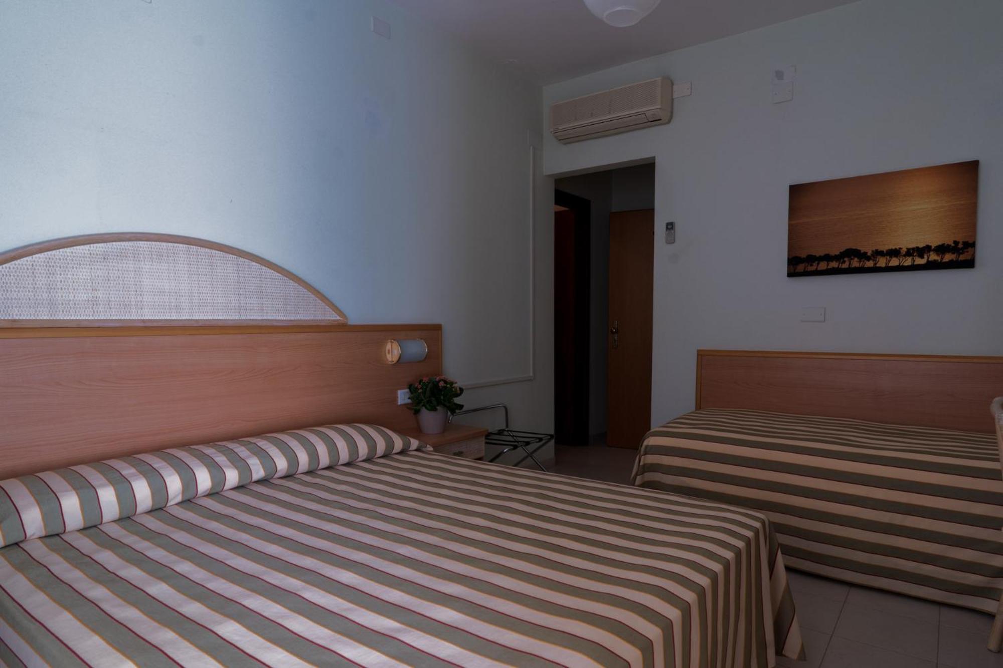 Hotel Jollino Pineto Bagian luar foto
